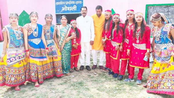 स्कूल में बस्तरिया, बिहू, कश्मीरी, महाराष्ट्रीयन गीतों की धूम 