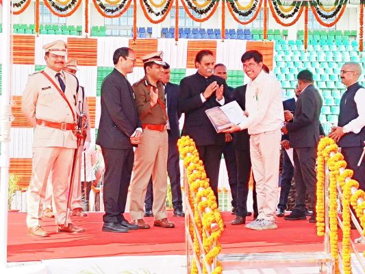 उत्कृष्ट कार्य और समाजसेवा के लिए प्रदीप सम्मानित