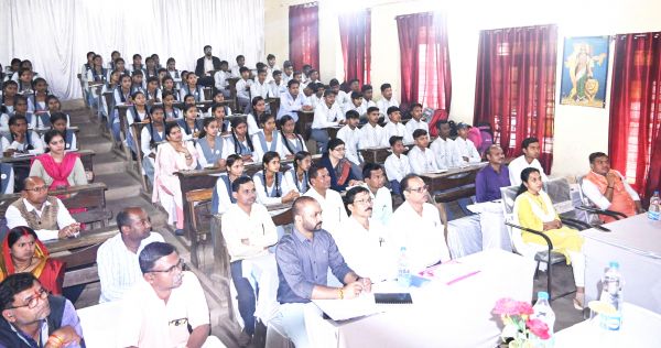 परीक्षा को उत्सव की तरह मनाने परीक्षा पे चर्चा का आयोजन