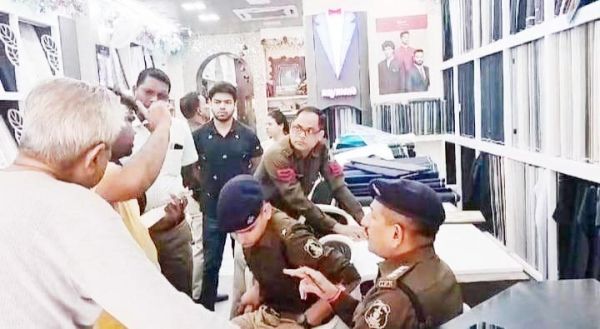 कपड़े की दुकान में 7 लाख की चोरी 