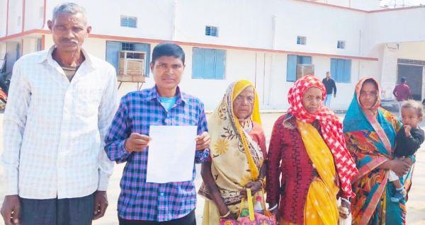 बेजा कब्जा खाली कराने वृद्धा ने लगाई कलेक्टर से गुहार