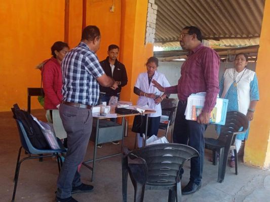 स्वास्थ्य शिविर में सिकल सेल-एनीमिया जांच  
