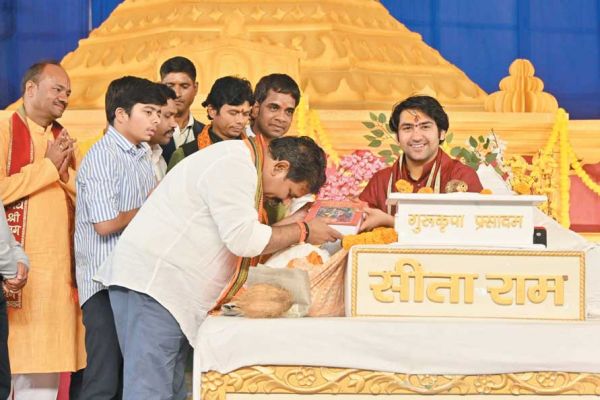 डिप्टी सीएम विजय शर्मा, सांसद  संतोष और साजा विधायक ने पं. धीरेंद्र शास्त्री से लिया आशीर्वाद