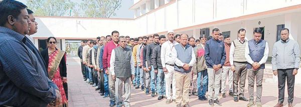  बापू की पुण्यतिथि, अधिकारी- कर्मियों ने रखा मौन