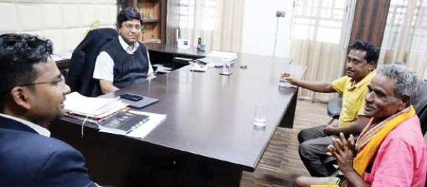 कलेक्टर से जागेश्वर यादव ने की सौजन्य मुलाकात