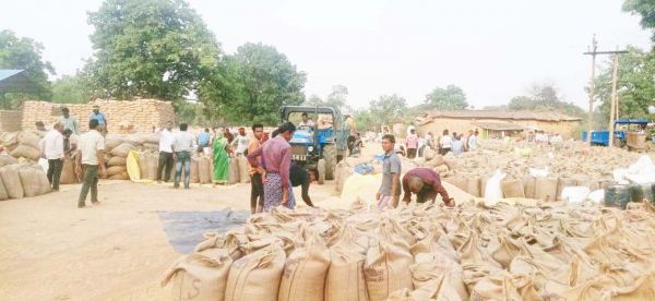 अंतिम दिनों में धान बेचने मंडियों में उमड़े किसान