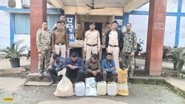 4 आरोपियों से महुआ शराब जब्त 