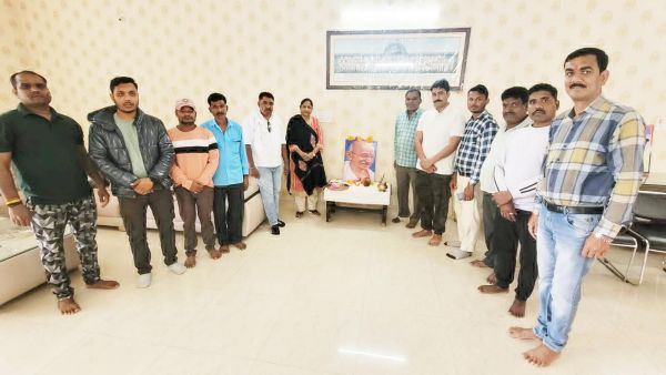 बापू को दी  श्रद्धांजलि