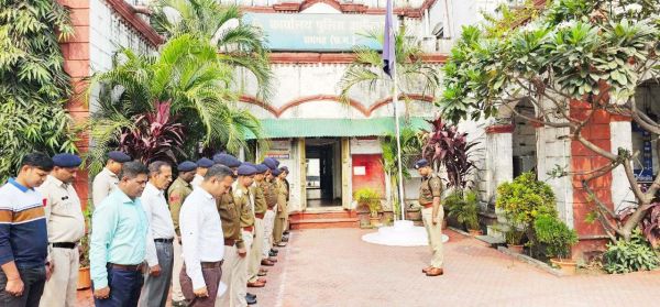 स्वतंत्रता संग्राम के  बलिदानियों को मौन  धारण कर दी श्रद्धांजलि