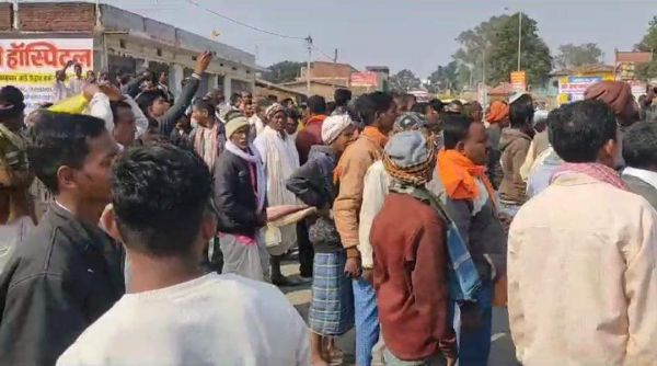 सहकारी बैंक के बाहर किसानों की भीड़, 2-3 दिन बाद मिल रही राशि