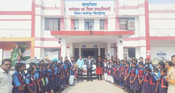 बच्चे अच्छे से पढक़र अपने जीवन में आगे बढ़े