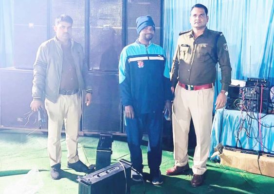देर रात शादी पंडाल में बज रहा डीजे सिस्टम जब्त