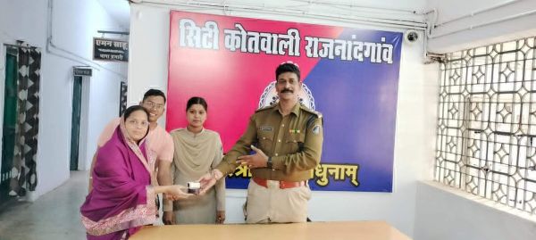 स्कूली छात्रों को रास्ते में मिला जेवरात, पुलिस को किया सुपुर्द