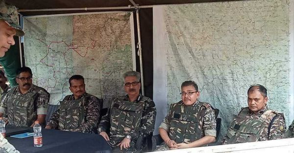 डीजीपी पहुँचे कैम्प, जवानों से चर्चा, बनाई रणनीति