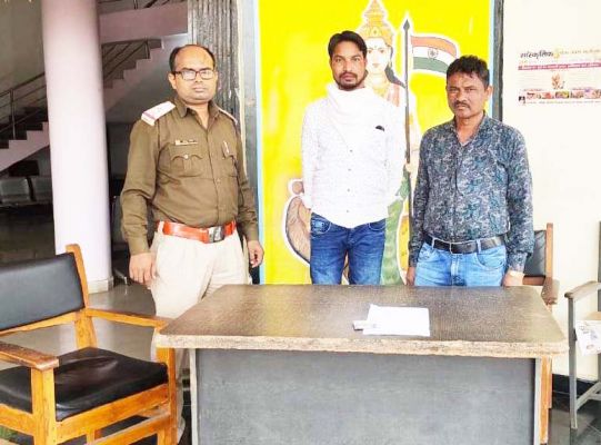 नगदी व सट्टा-पट्टी संग आरोपी पकड़ाया