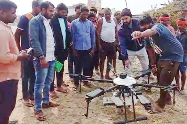 ड्रोन से दवा छिडक़ाव, किसानों को किया जागरूक