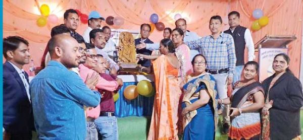 शिक्षक को डीजे व आतिशबाजी के साथ विदाई