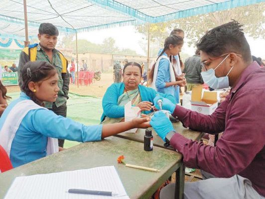 सिकल सेल की पहचान के लिए की जा रही जांच