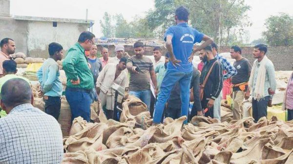 धान तौल में झोल:  डेढ़ से दो किलो अधिक लिया जा रहा