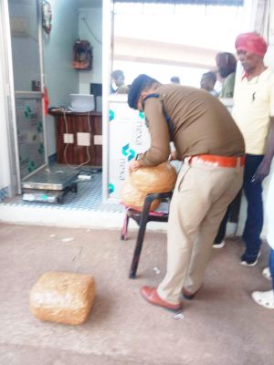 कार से मिला 42 किलो गांजा,  तस्कर बंदी