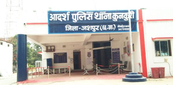 आधा दर्जन छात्राओं से छेड़छाड़ व अश्लील हरकत