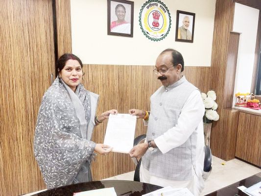 निर्माणाधीन बहुमंजिला आवास के लिए फंड उपलब्ध कराने उप मुख्यमंत्री से मिली रंजना