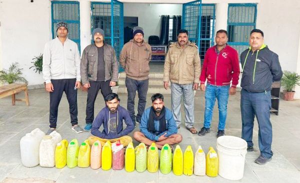 महुआ शराब संग 2 गिरफ्तार 