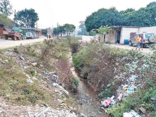 खम्हार-पाकुट जलाशय के मुख्य नहर में कचरे की भरमार