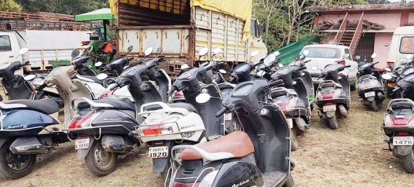  निजी स्कूल के सामने खड़ी 40 दुपहिया जब्त
