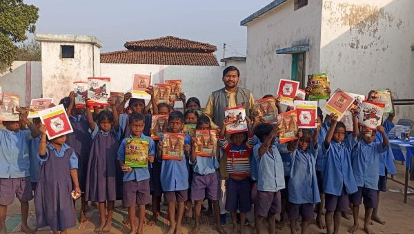 स्कूली बच्चों को शिक्षण सामान बांटकर जनपद अध्यक्ष ने मनाया जन्मदिन