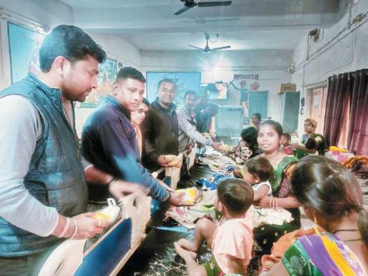 पूर्व विधायक रोशनलाल की पुण्यतिथि, अस्पताल में फल वितरण