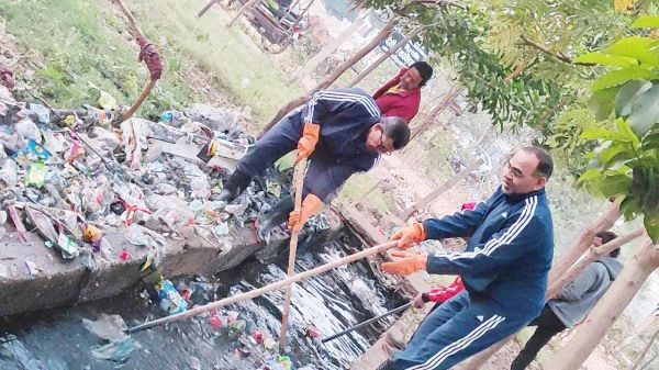 सहयोग संस्था ने की  नाली की सफाई 