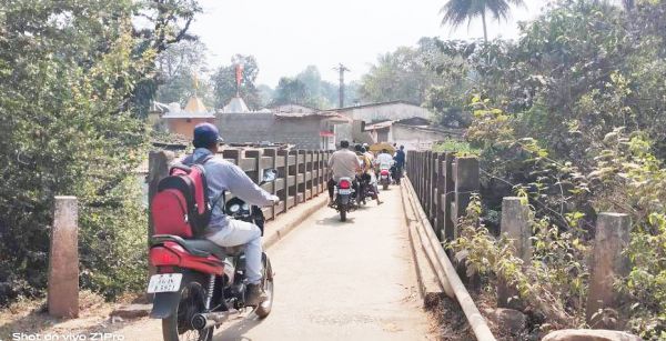 पुलिया संकरी, आवागमन में परेशानी