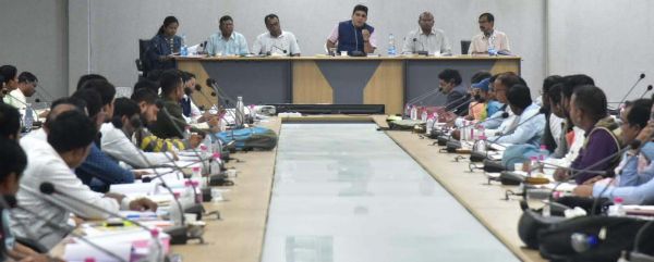 आश्रम छात्रावासों में बच्चों को उत्तम सुविधाएं प्रदान करने दिए निर्देश