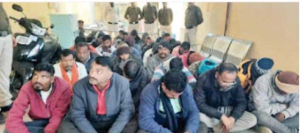 42 जुआरियों से 6. 50 लाख बरामद