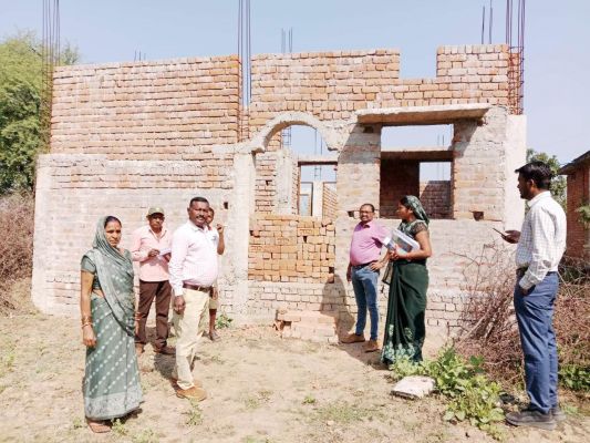 आवास निर्माण कार्यों का निरीक्षण करने गांव-गांव पहुंच रहे सीईओ