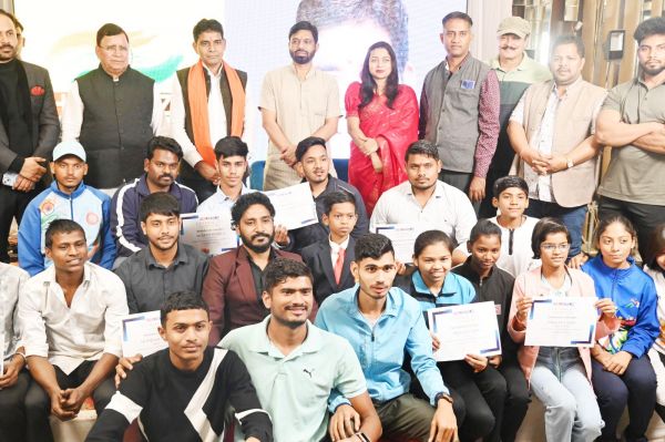 उत्कृष्ट प्रदर्शन के लिए 25 खिलाड़ी मंत्री वर्मा के हाथों सम्मानित