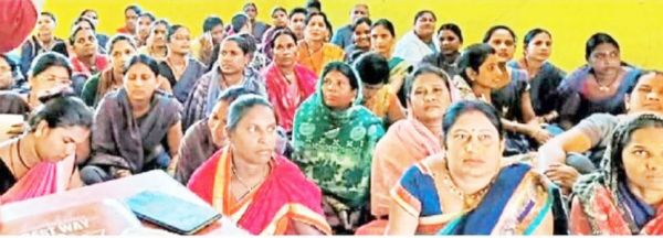 महतारी वंदन योजना, पंजीयन कराने महिलाओं की भीड़