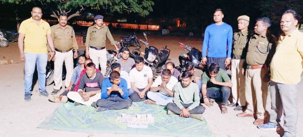 जुआ खेलने वाले 13 जुआरी पकड़ाए