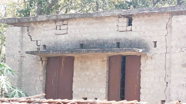ठेकेदार ने हड़प ली पीएम आवास की राशि, एटीएम रख लिए