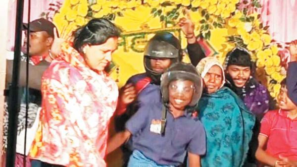 बेटी की शादी में बाइक पर आए मेहमानों को हेलमेट गिफ्ट, सबने किया डांस