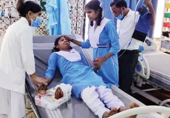 छात्रावास की छात्राओं को आई माता, अस्पताल में
