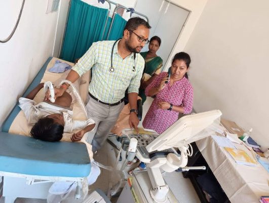 कल्याण आश्रम के विशेषज्ञ चिकित्सक कर रहे हैं इकोकार्डियोग्राफी की जांच