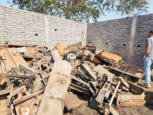 शहर के कबाड़ी दुकानों  में पुलिस का धावा