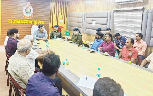 एसपी ने ली कालोनी अध्यक्षों व प्राचार्यों की बैठक