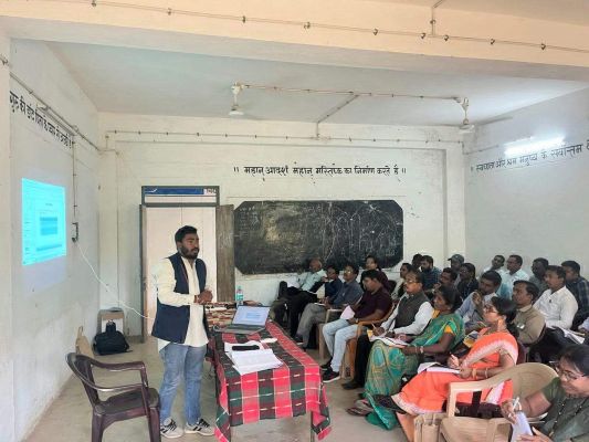 प्रशिक्षण से शिक्षकों को  रखा गया मुक्त