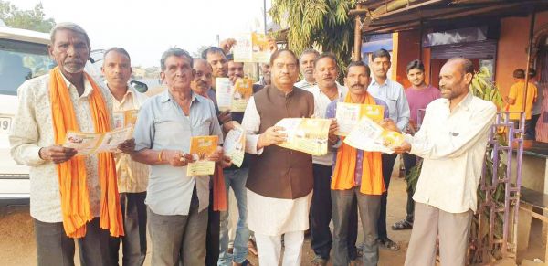 भाजपा का गांव चलो अभियान, अशोक बजाज ने किया ब्रोसर वितरण
