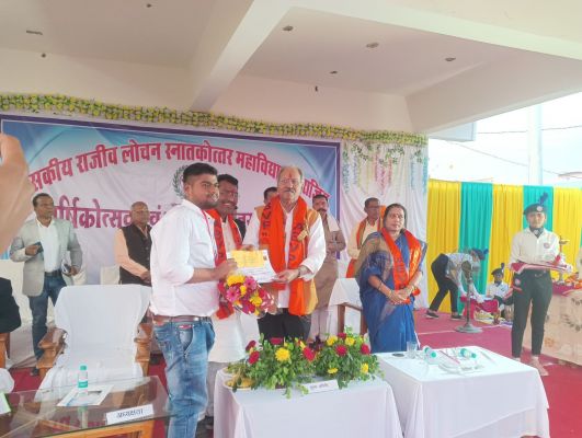 मंत्री बृजमोहन ने अजय साहू का किया सम्मान