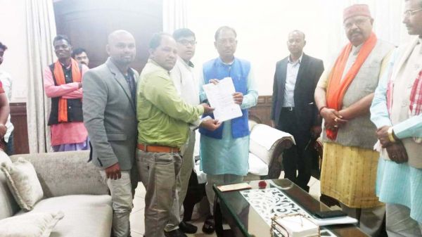 सीएम को शिक्षक फेडरेशन  ने मांगों का सौंपा ज्ञापन