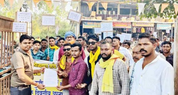  मांगों को लेकर युवाओं ने निकाली रैली, धरना-प्रदर्शन